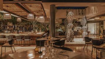6 restaurantes; se sirve desayuno, almuerzo y cena