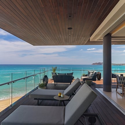 Beachfront Residence | Premium bedding, pillowtop beds, minibar, in-room safe