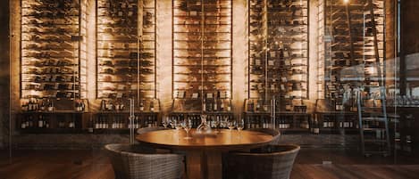 6 restaurants, breakfast, lunch, dinner served; Italian cuisine