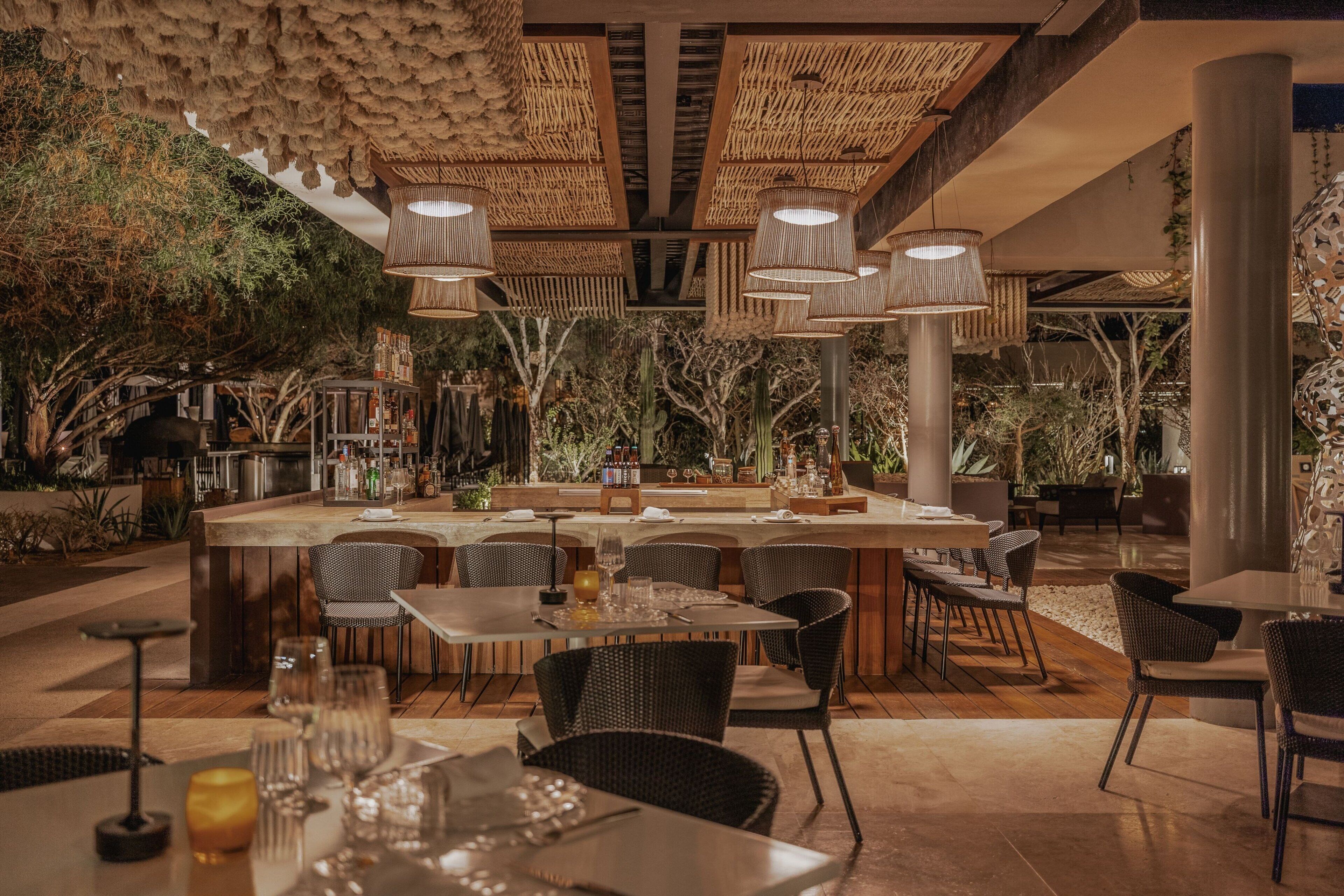 6 restaurants; breakfast, lunch, and dinner served