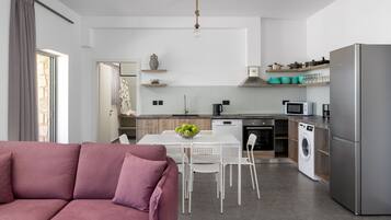 Villa presidencial, 6 habitaciones, piscina privada, vistas al mar | Cocina privada | Frigorífico grande, microondas, horno y placa de cocina