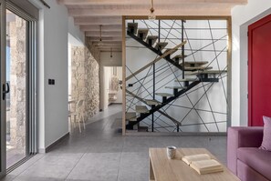 Luxe beddengoed, een kluis op de kamer, een laptopwerkplek