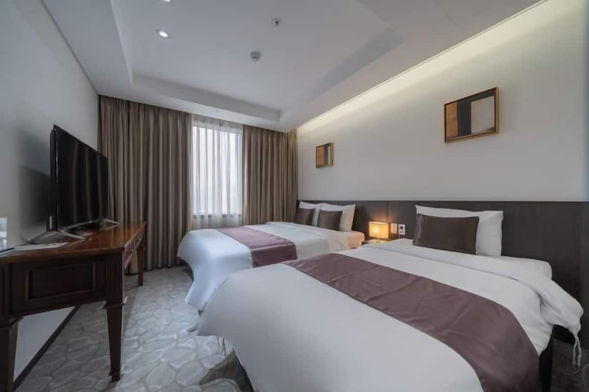 Premium bedding, in-room safe, desk, blackout curtains