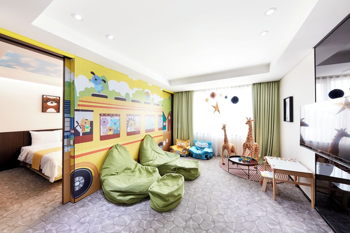 Junior Suite, 1 Bedroom (1 Double bed) | Premium bedding, in-room safe, desk, blackout drapes