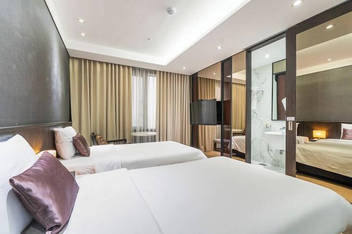 Ropa de cama de alta calidad, caja fuerte, escritorio y cortinas opacas