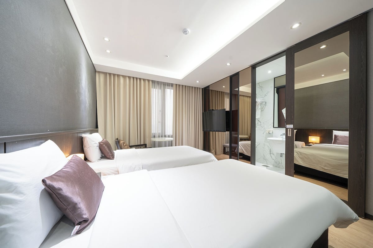 Deluxe Twin Room, 2 Twin Beds | Premium bedding, in-room safe, desk, blackout drapes