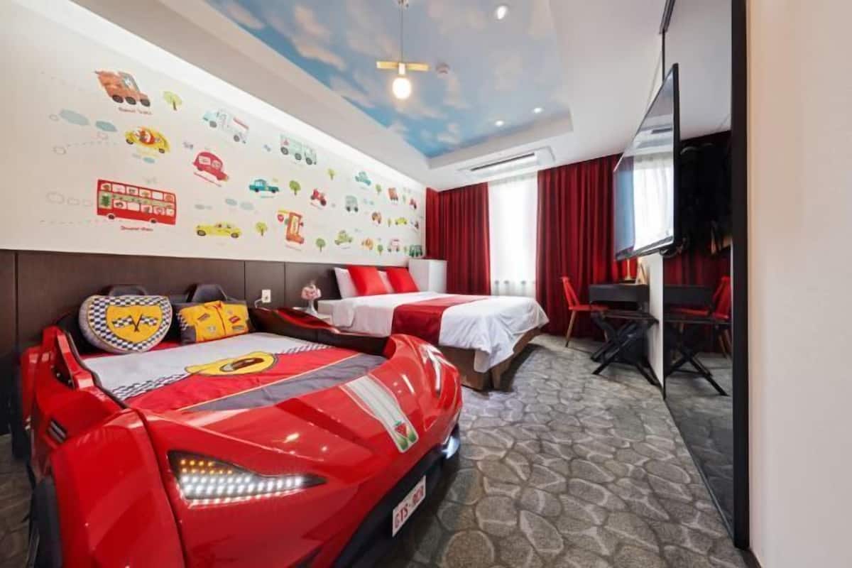 Premium bedding, in-room safe, desk, blackout curtains