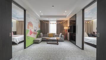 Suite, 2 habitaciones, no fumadores | Ropa de cama de alta calidad, caja fuerte, escritorio y cortinas opacas