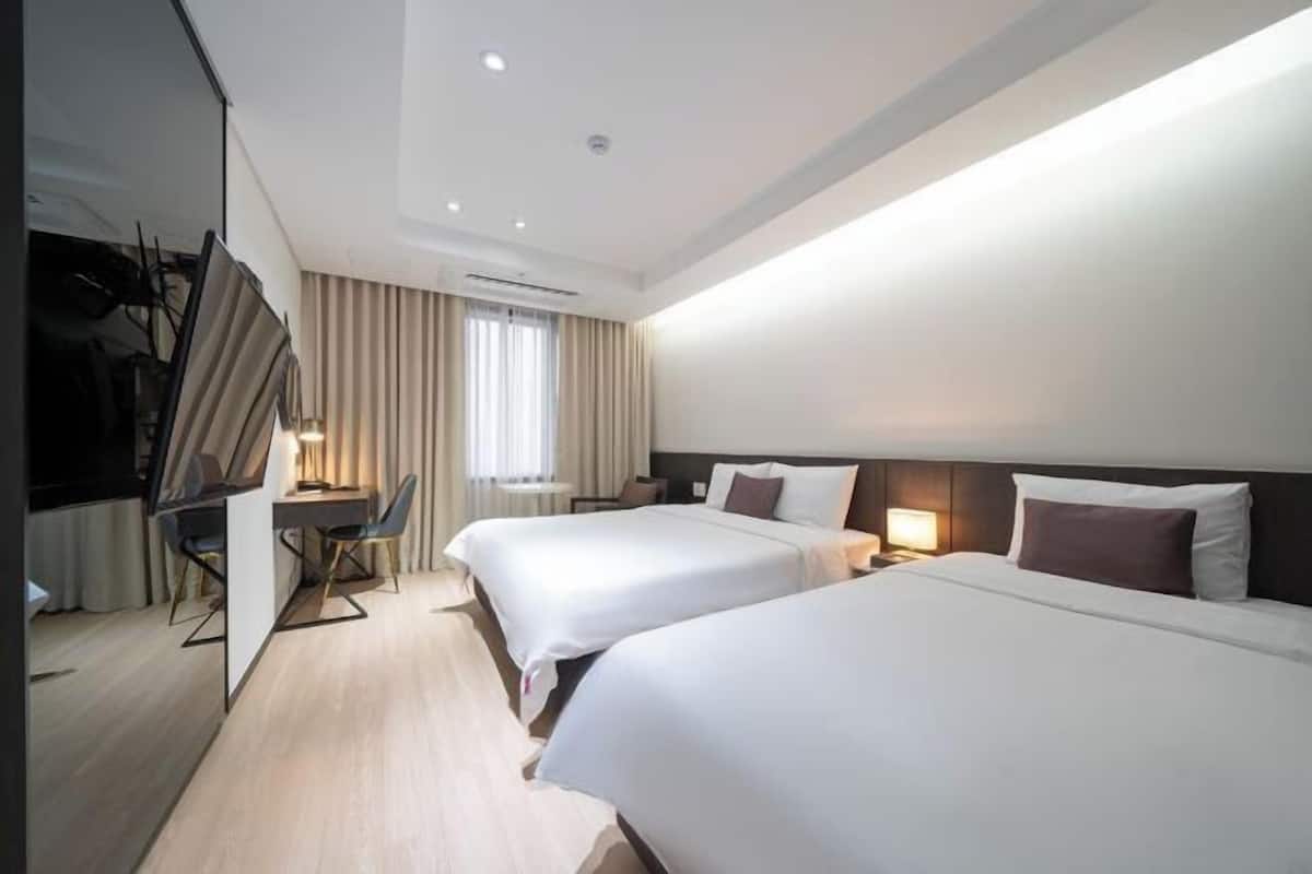 Premium bedding, in-room safe, desk, blackout curtains