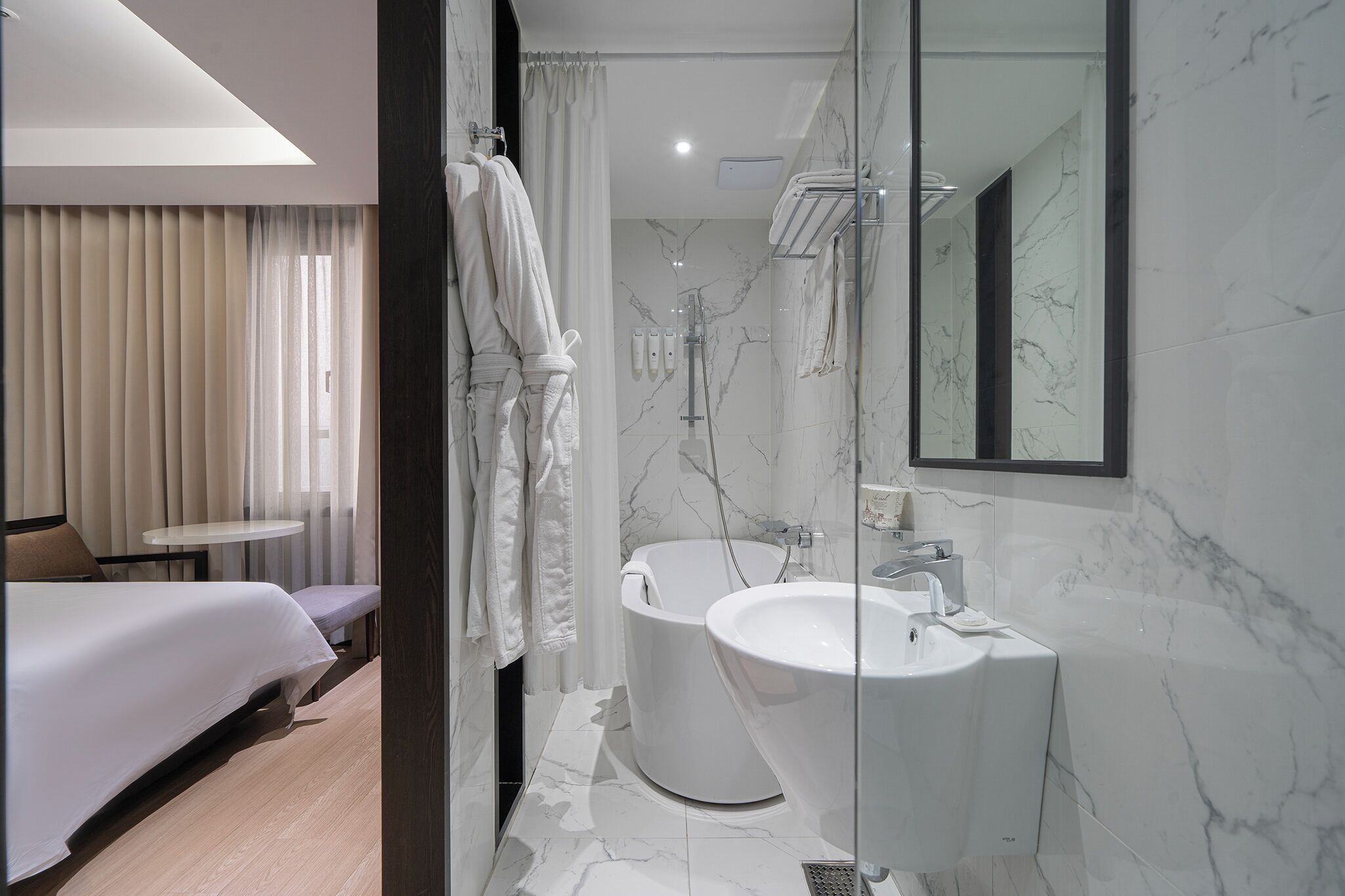 deluxe twin room, 2 single beds | premium bedding, in-room safe, desk, blackout curtains