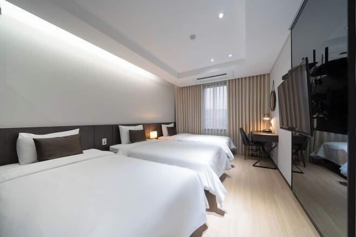 Premium bedding, in-room safe, desk, blackout curtains