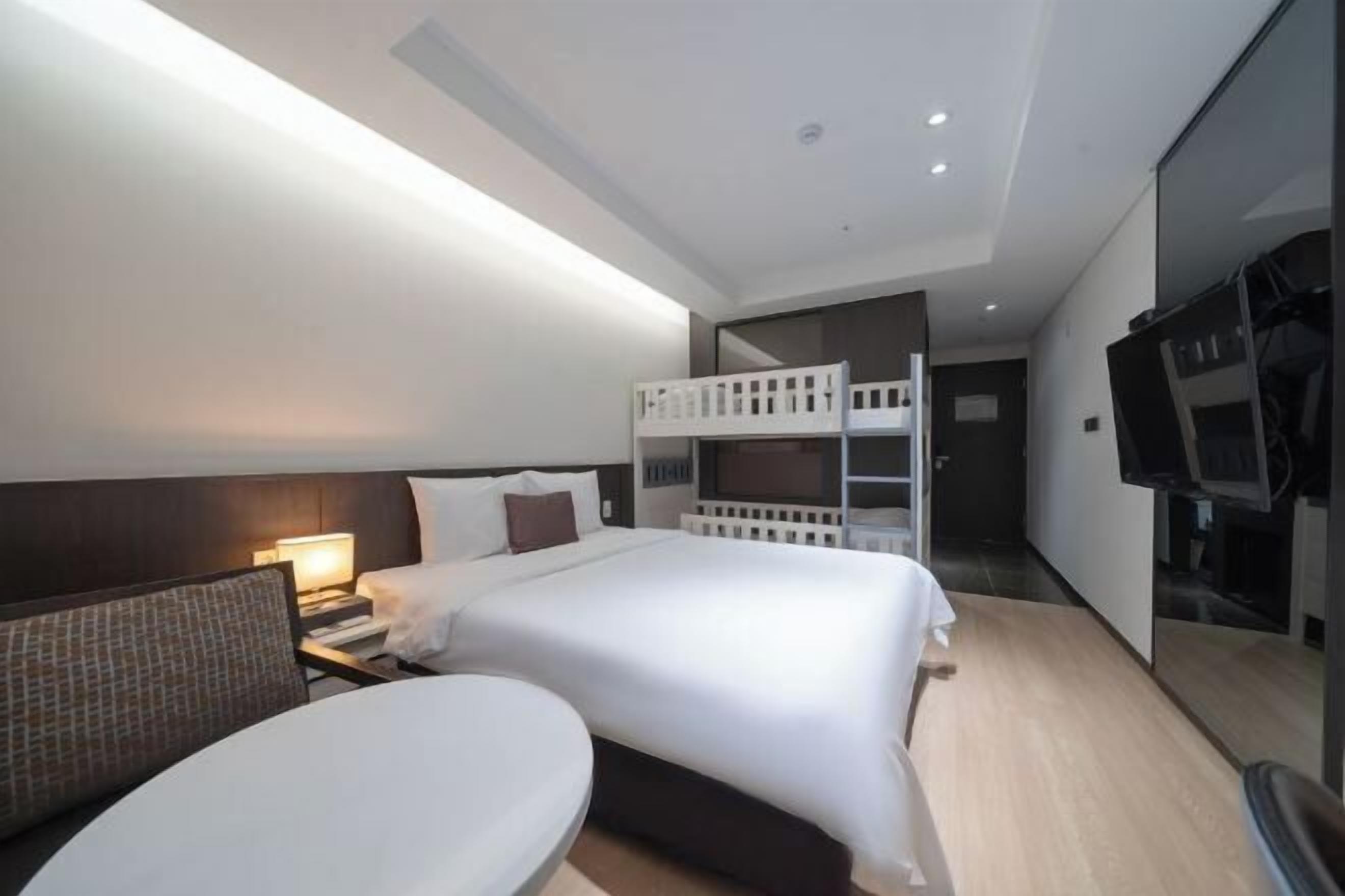 Ylelliset vuodevaatteet, tallelokero huoneessa, työpöytä, pimennysverhot