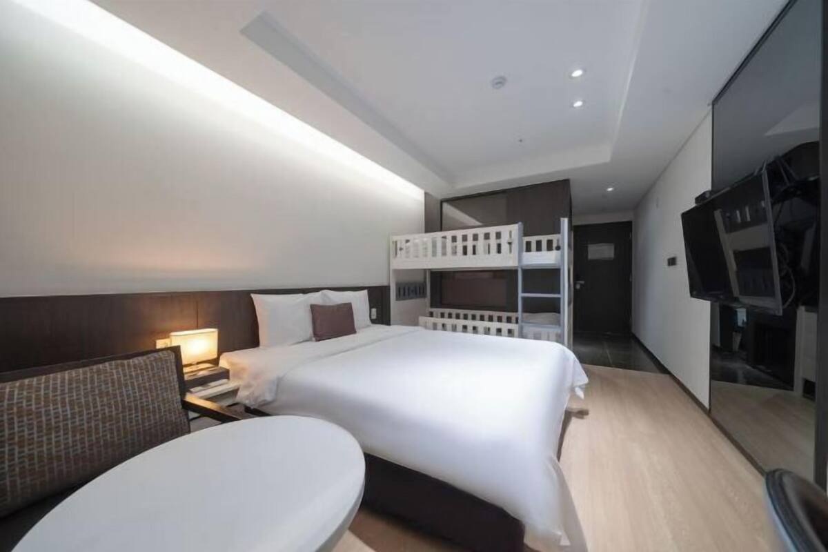 Ropa de cama de alta calidad, caja fuerte, escritorio y cortinas opacas