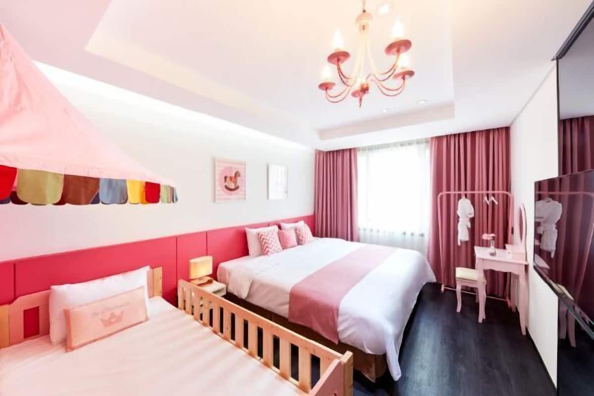 Premium bedding, in-room safe, desk, blackout curtains