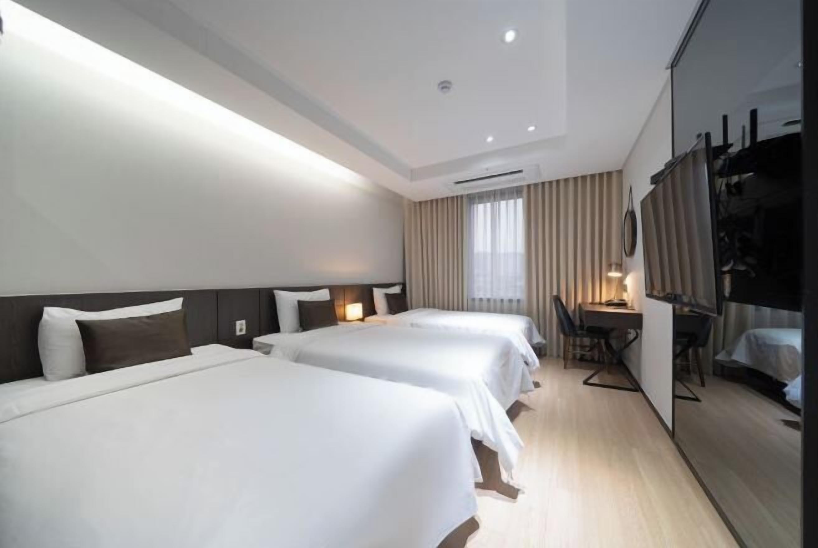 Ylelliset vuodevaatteet, tallelokero huoneessa, työpöytä, pimennysverhot