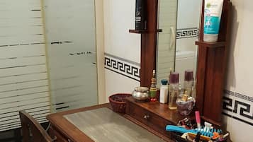 Apartamento conforto | Banheiro | Chuveiro, produtos de toalete grátis, secador de cabelo