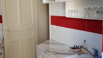 Apartamento conforto | Cozinha privada | Geladeira grande, micro-ondas, fogão, cooktop