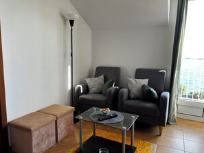 Departamento, 1 habitación, vista al mar | Área de sala de estar