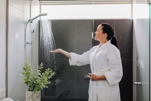Douche, articles de toilette gratuits, sèche-cheveux