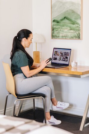 Townhouse, 3 soverom, spabadekar (Georgian) | Oppholdsområde | En 3-centimeters Flatskjerm-TV med digitale kanaler samt smart-TV