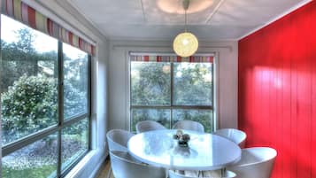 Comfort-Apartment, 2 Schlafzimmer, Meerblick, Meerseite | Essbereich im Zimmer