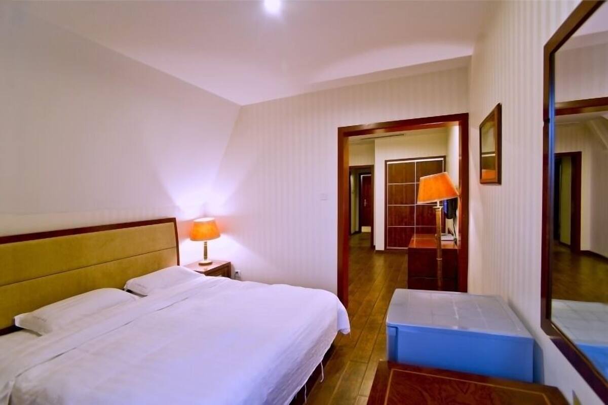 Quarto romântico | Roupas de cama premium, frigobar, cofres nos quartos, escrivaninha