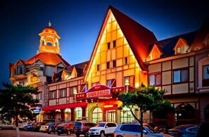 Fachada da propriedade à noite