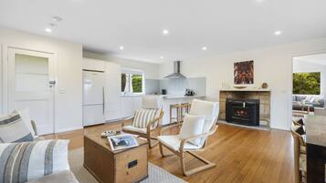 Casa estándar, 3 habitaciones, chimenea, en el área del jardín | Área de sala de estar | Televisión de pantalla plana y chimenea