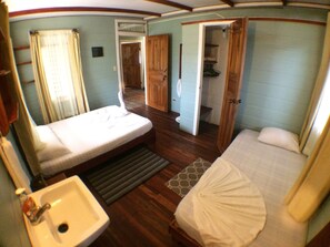Kamar Triple, pemandangan kota | Seprai linen