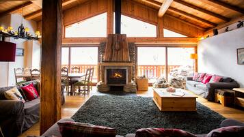 TV connectée, cheminée, lecteur de DVD, jouets