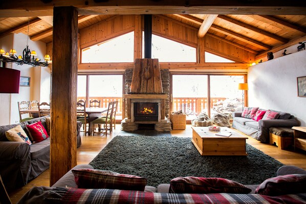 Smart-TV, Kamin, DVD-Player, Kinderspielzeug