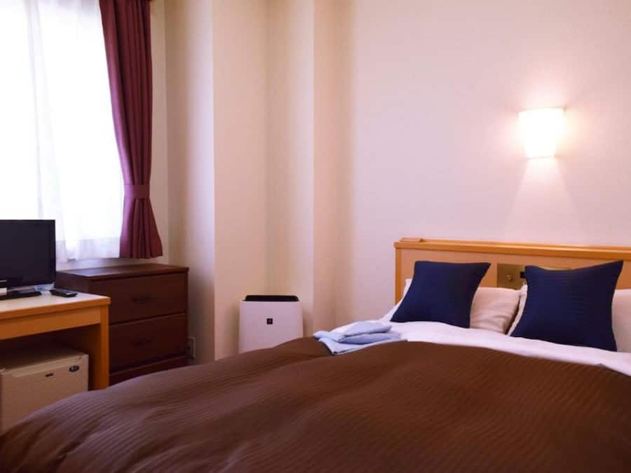 Escritorio, wifi gratis y ropa de cama