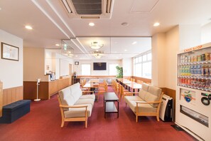 Lobby sitting area - All In Stay Hakodate (Hakodate)