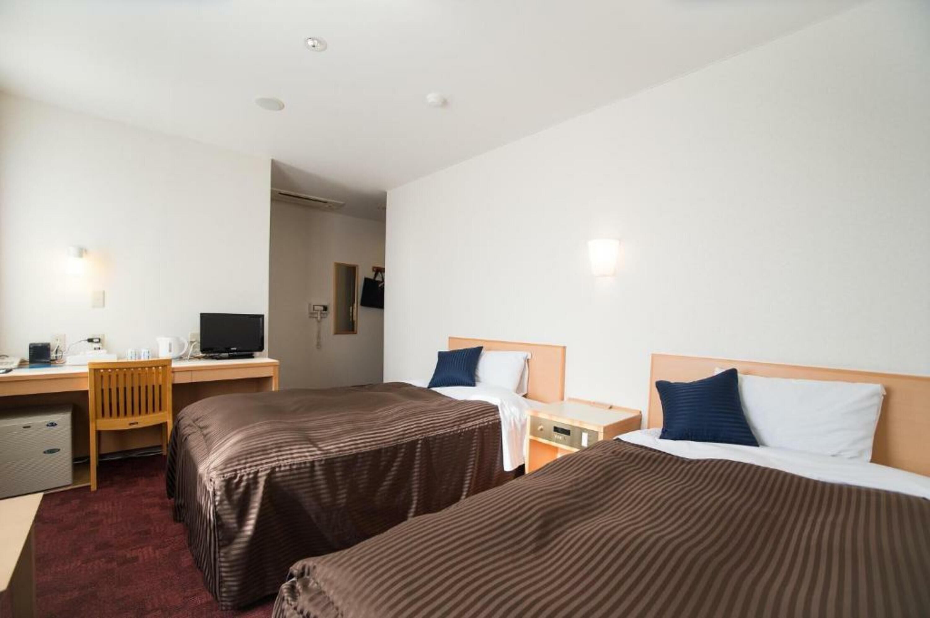 twin room, non smoking | desk, free wifi, bed sheets