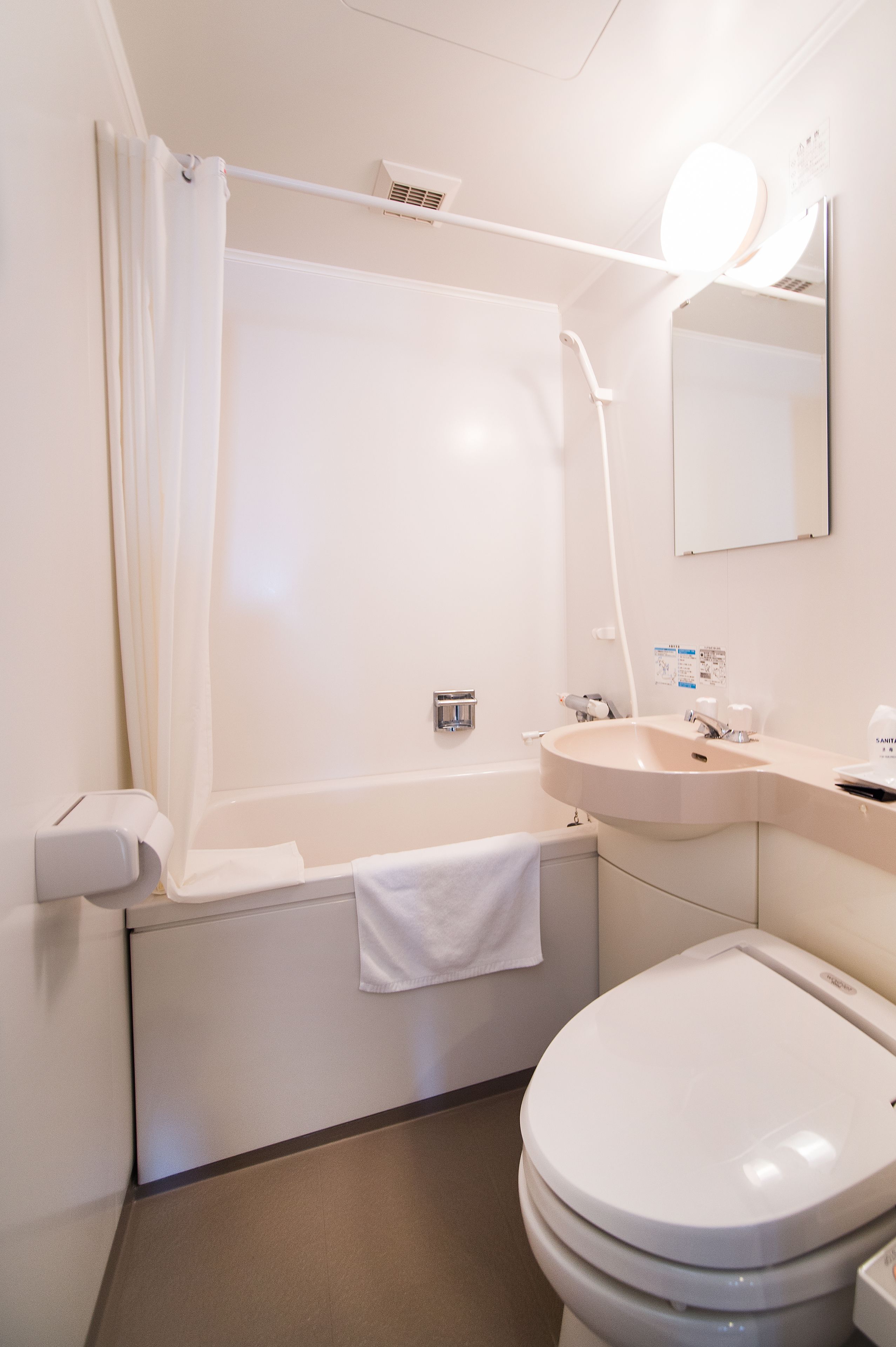 combined shower/bathtub, free toiletries, hair dryer, slippers