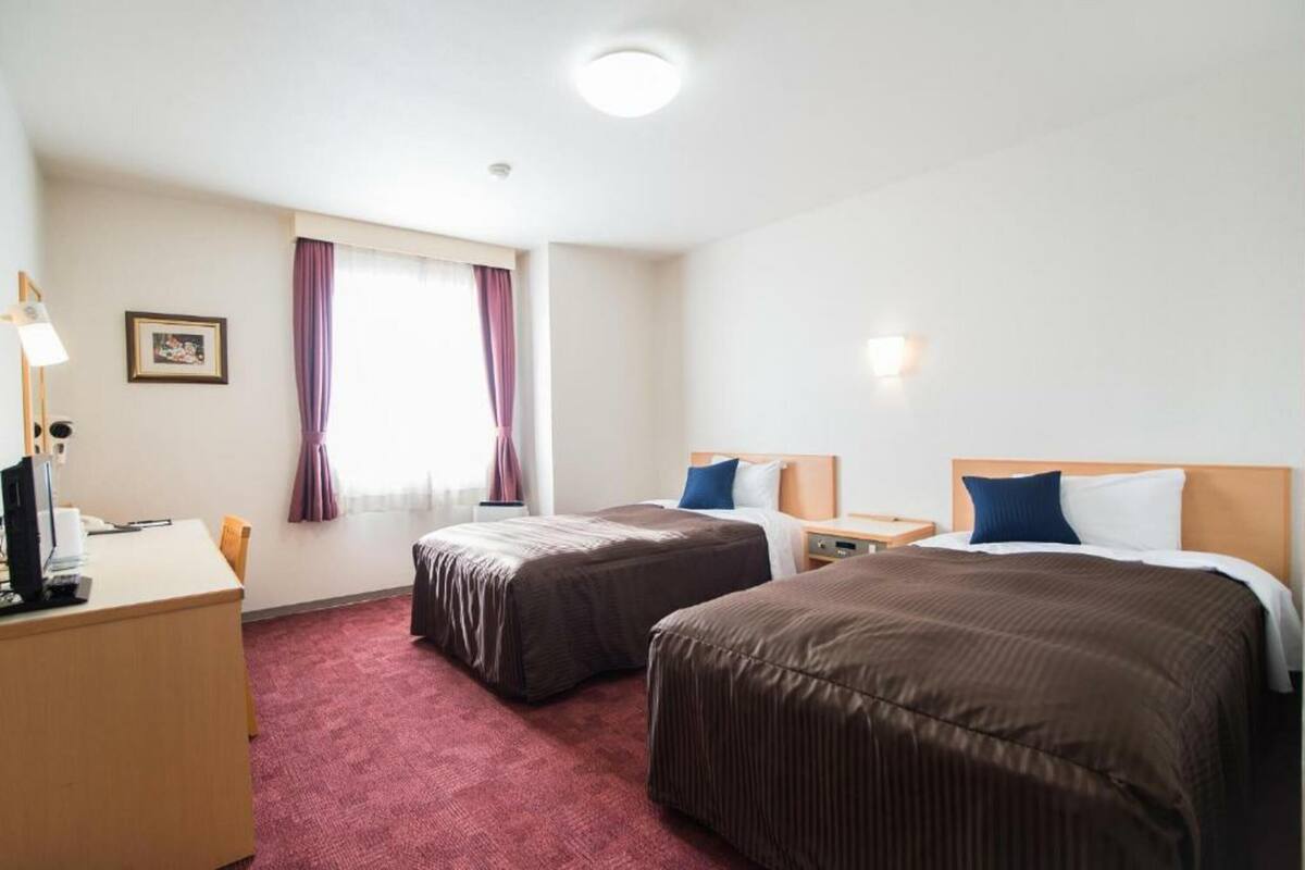 Twin Room, Non Smoking | Desk, WiFi (free), bed sheets