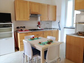 Refrigerador, microondas, parrilla de estufa y lavavajillas 