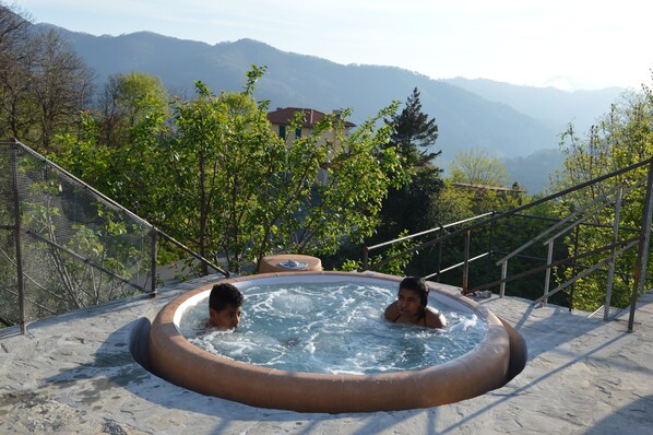 Outdoor spa tub - LEVANTE PANORAMIC VIEW AMONG THE HILLS ABOVE SESTRI  (Castiglione Chiavarese)