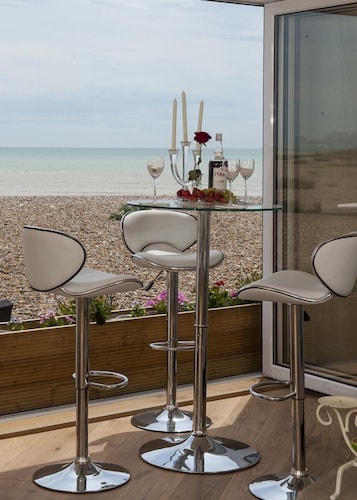 Bella Vista is a Stunning Beachfront Apartment with 200 5 star reviews