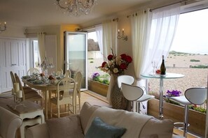 Outdoor dining - Bella Vista is a Stunning Beachfront Apartment with 200 5 star reviews (East Preston)