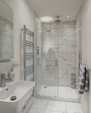Badewanne, Haartrockner, Handtücher