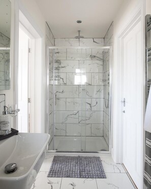 Baignoire, sèche-cheveux, serviettes fournies