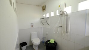 Air-con Room | バスルーム | シャワー、バスアメニティ (無料)、タオル