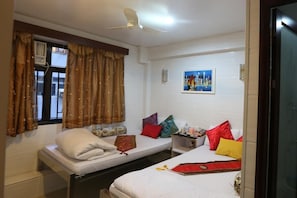 Bàn, phòng cách âm, bàn ủi/dụng cụ ủi quần áo