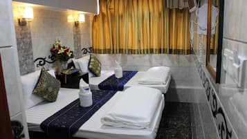 Twin Room | Desk, soundproofing, iron/ironing board, free WiFi