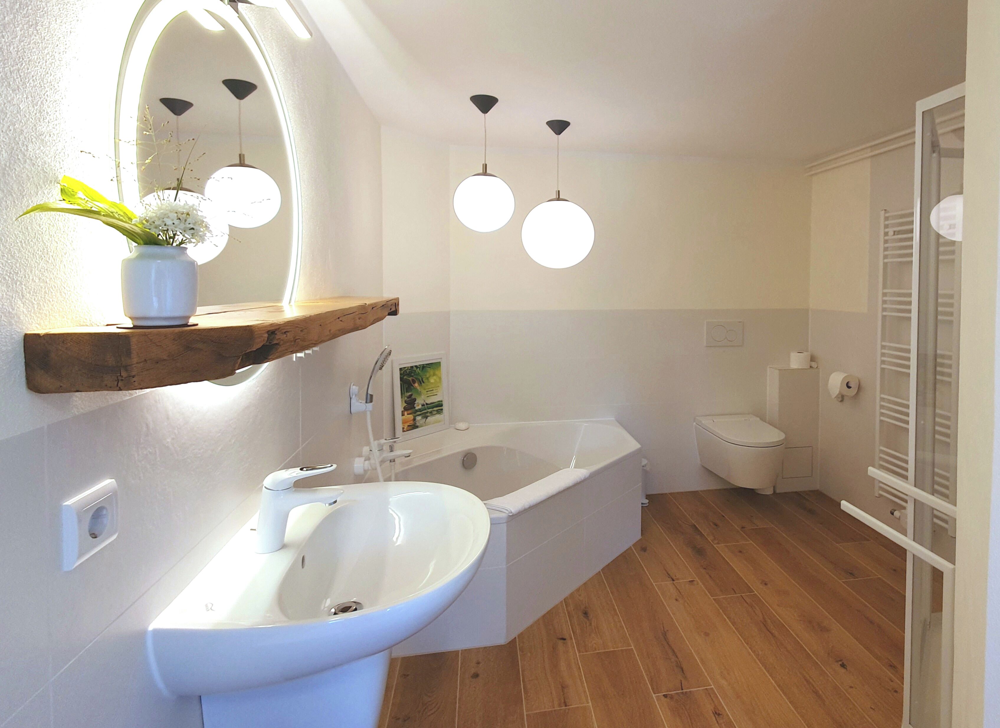 Duschwanne, Haartrockner, Bidet, Handtücher