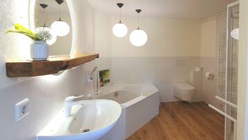 Duschwanne, Haartrockner, Bidet, Handtücher