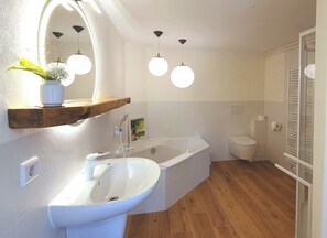 Bañera con ducha, secador de pelo, bidet, toallas