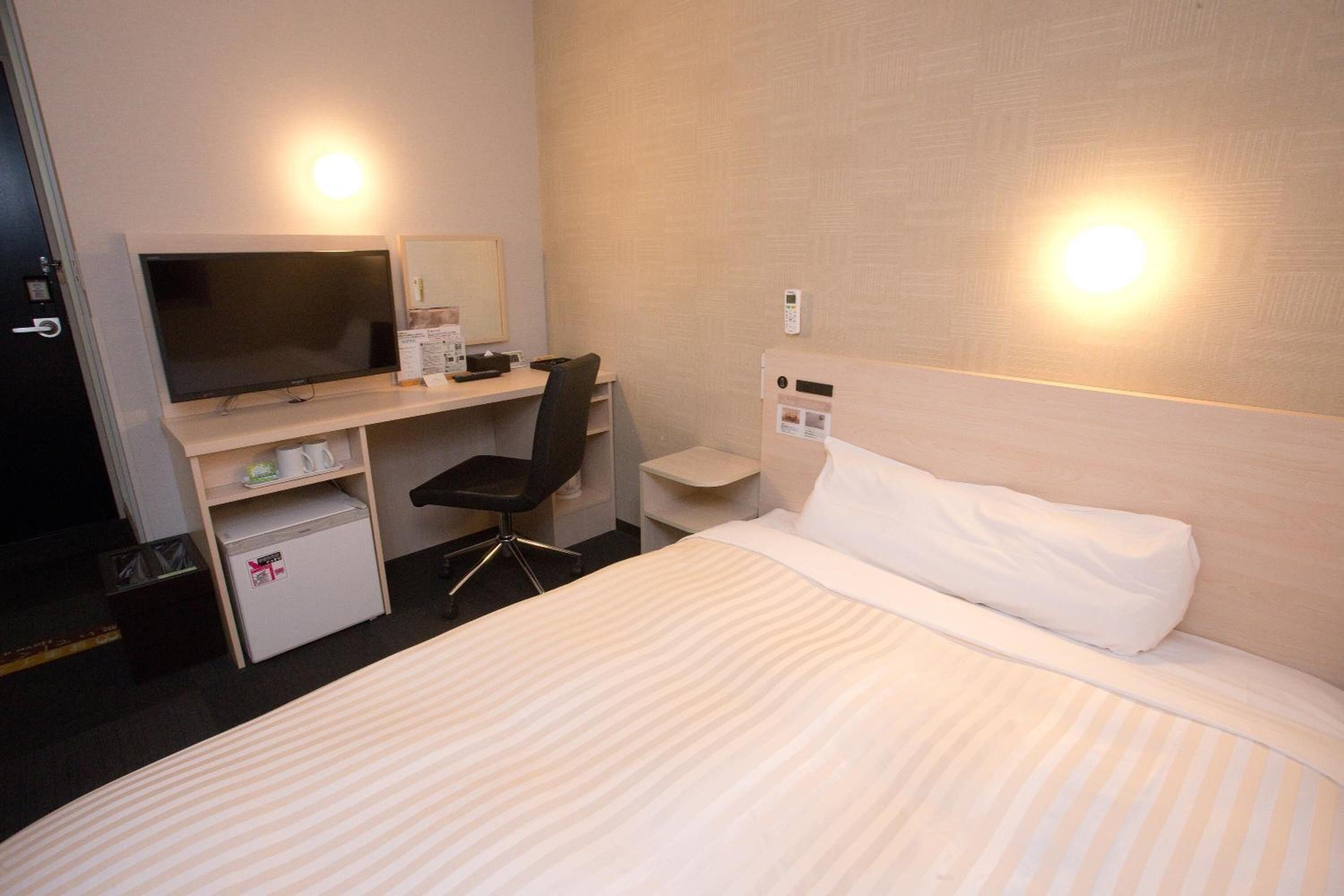 desk, soundproofing, free wifi, bed sheets