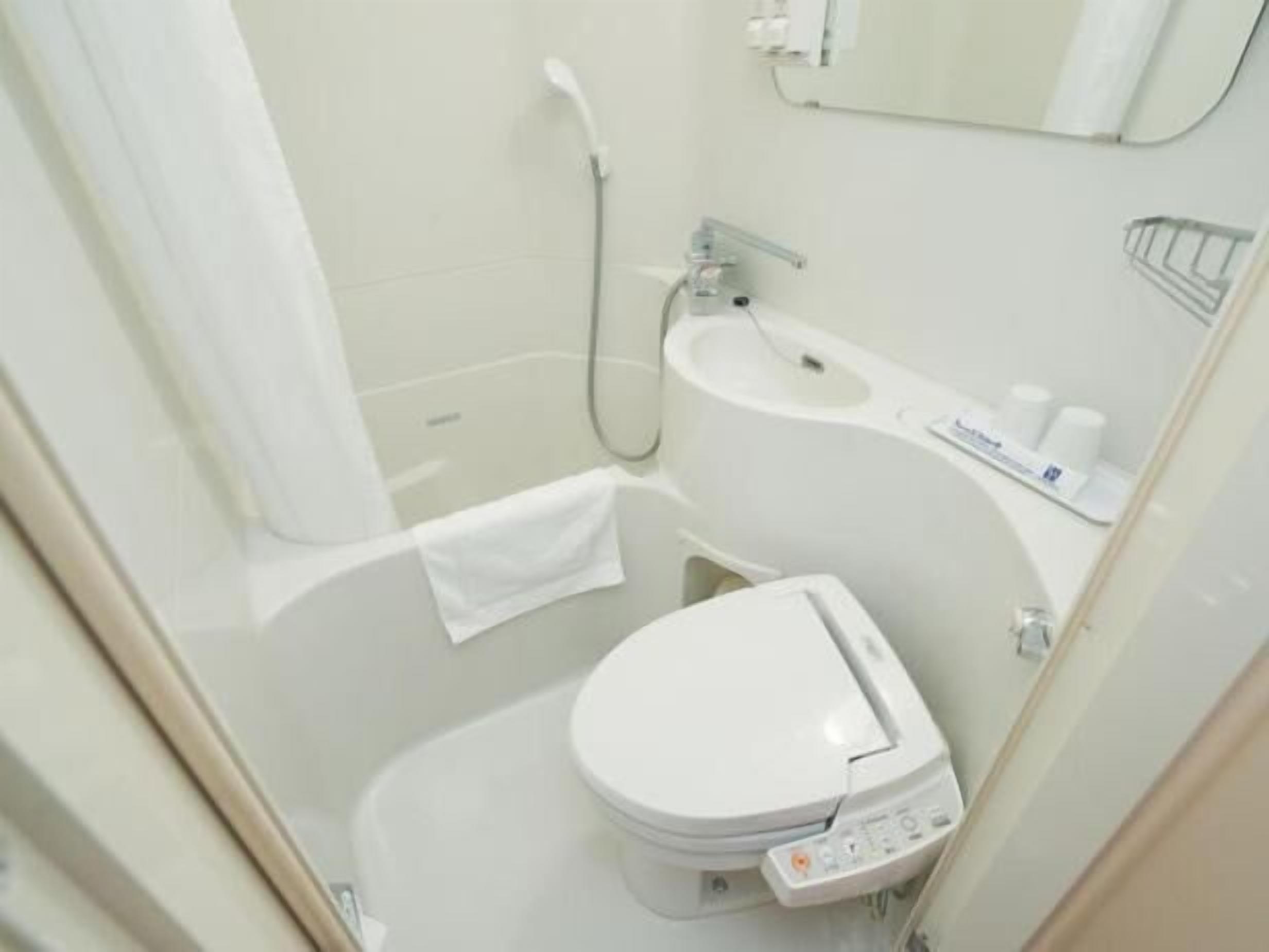 combined shower/bathtub, free toiletries, hair dryer, slippers